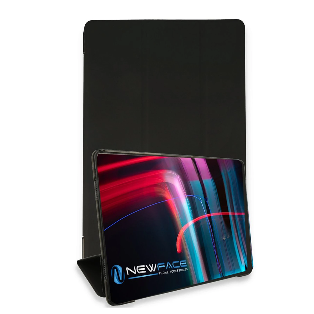 Kırmızı ve mavi çizgili soyut bir tasarım sergileyen tableti tutan siyah tablet standı.