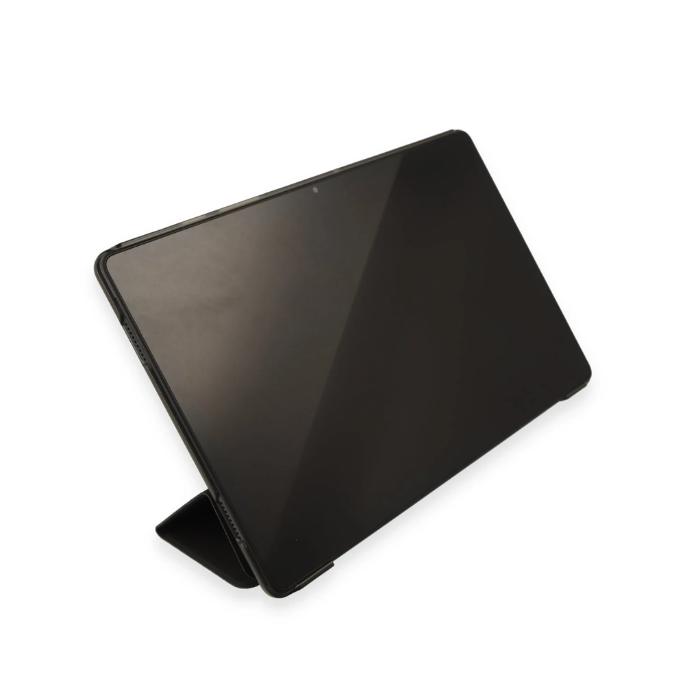Standlı siyah tablet, beyaz arka plan üzerinde.