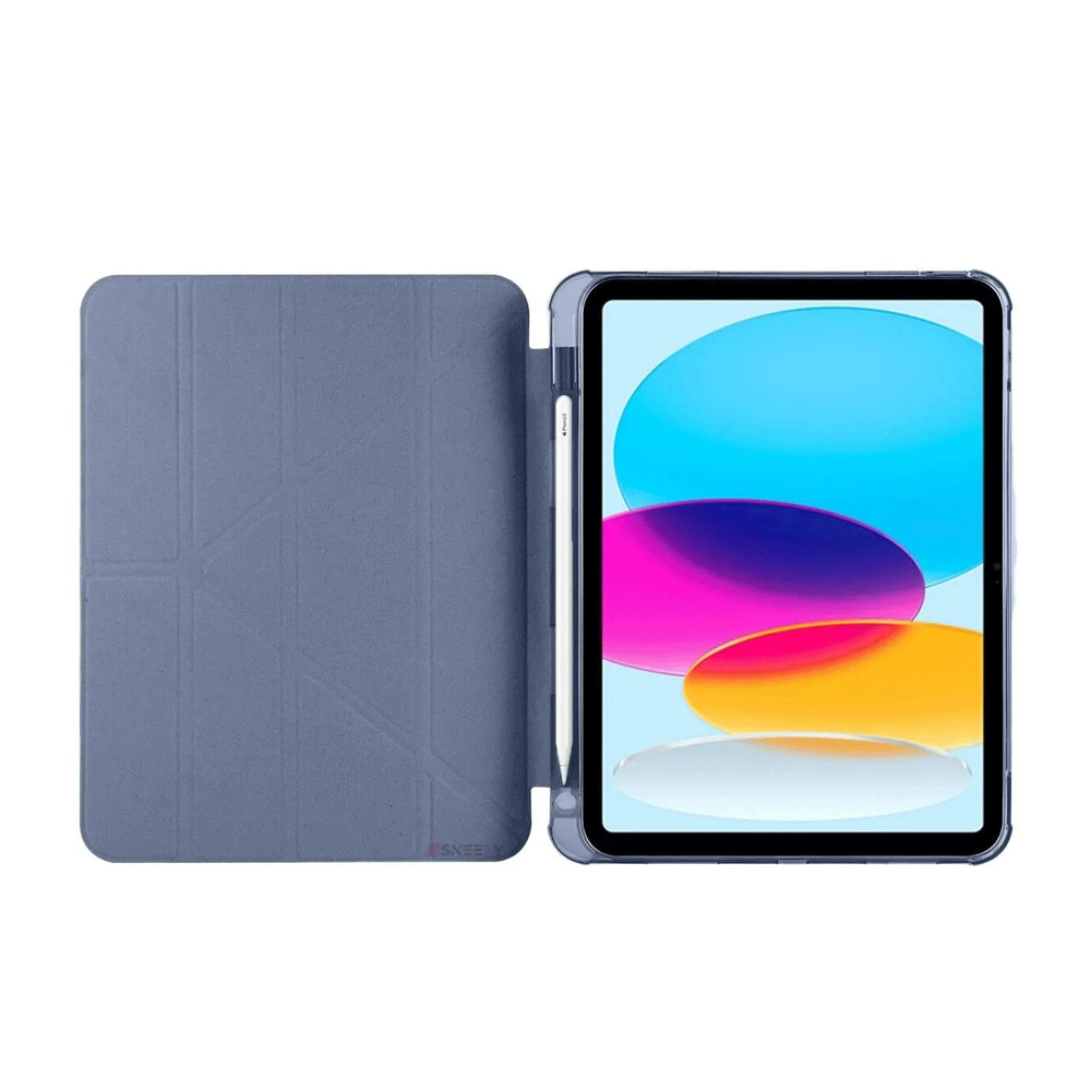 Yanında gümüş renkli kalem bulunan mavi tablet kılıfı.