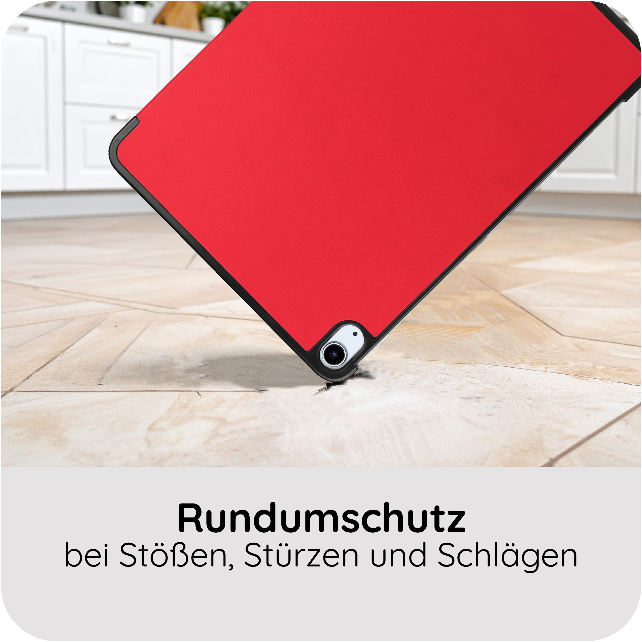 Rote Hülle mit Kamera auf Holzboden vor weißen Schränken.