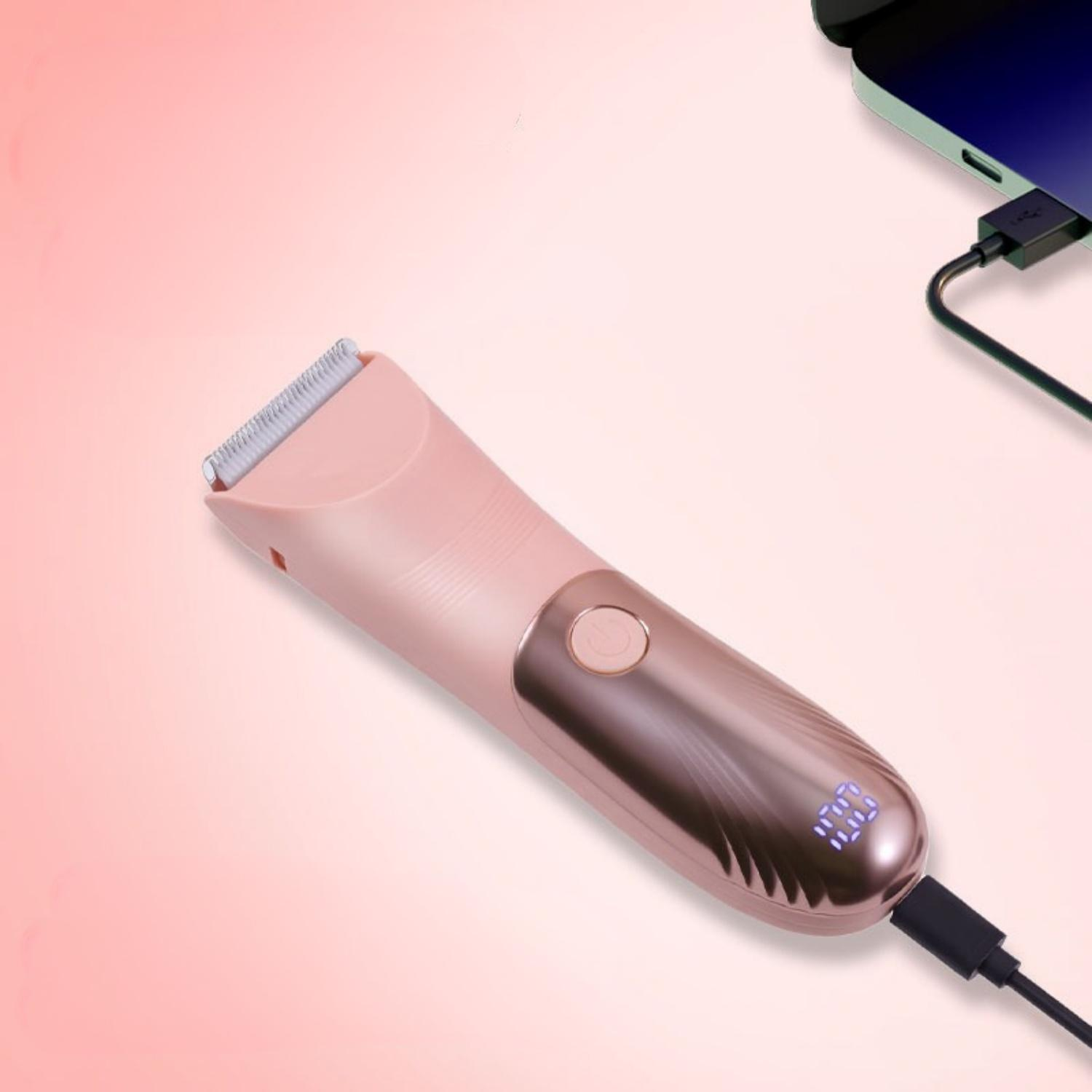 Ein roségoldener Haarschneider wird mit einem Laptop über USB aufgeladen.