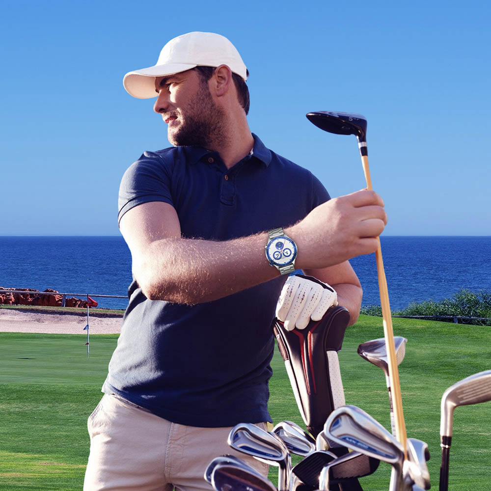 Deniz kenarında golf kıyafetli, sopalı ve çantalı bir adam.