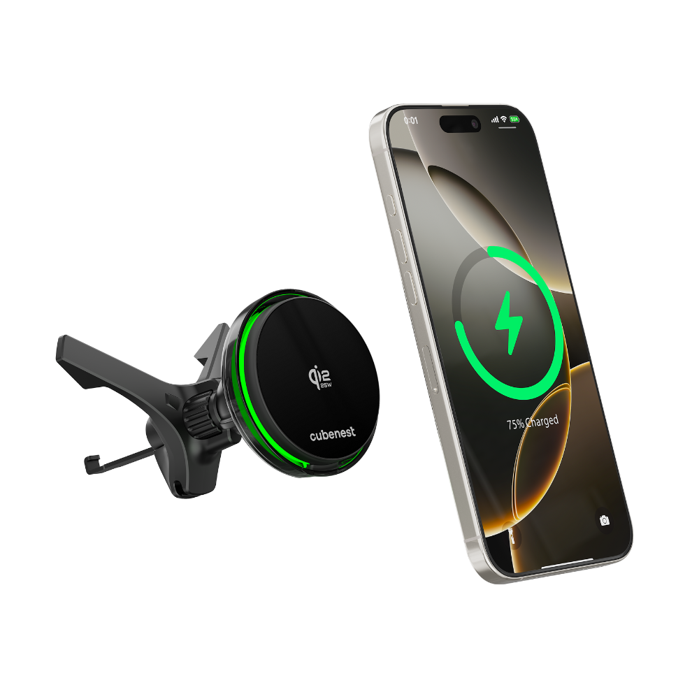 Un supporto caricabatterie Qi nero con luce verde accanto a un iPhone.