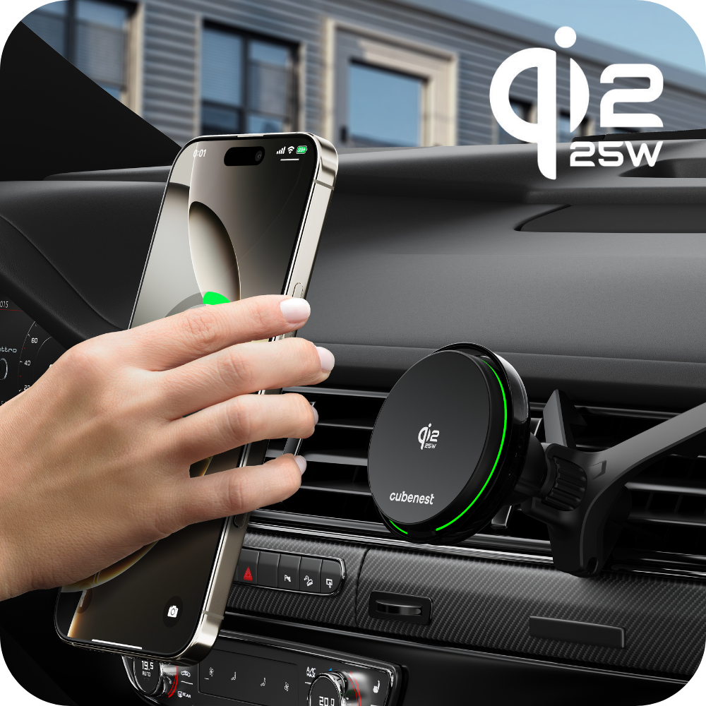 Una mano posiziona uno smartphone su un caricatore Qi in un'auto.