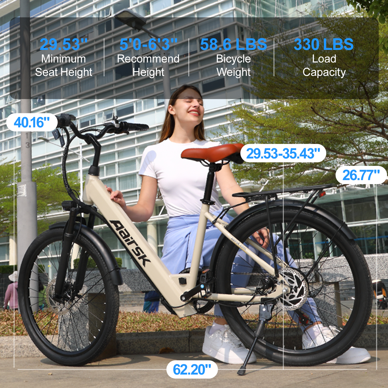 Eine Frau sitzt auf einem beigefarbenen E-Bike vor einem modernen Gebäude. Maße sind angegeben.