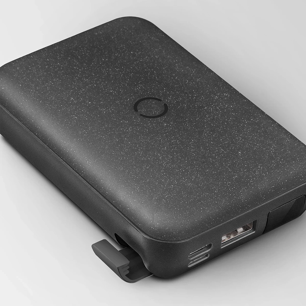 USB portlu ve kapaklı siyah powerbank. Üstte gri halka logosu.
