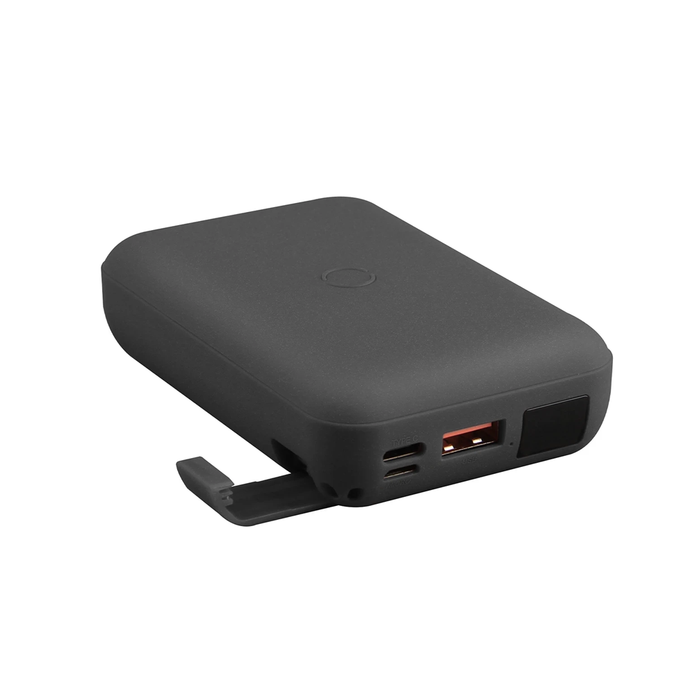 Siyah powerbank, USB-C ve USB-A bağlantı noktalarına sahip, beyaz arka plan.