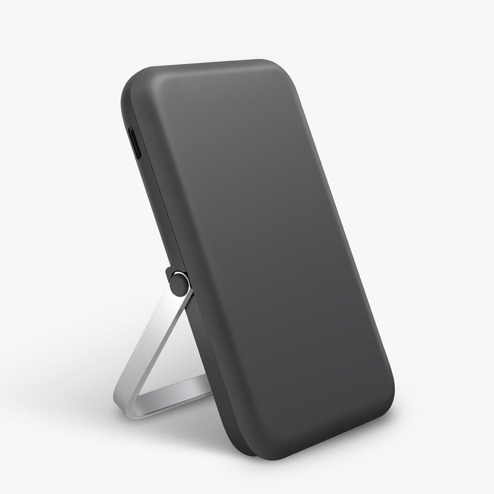 Beyaz arka plan üzerinde gümüş standlı koyu, dikdörtgen bir powerbank.