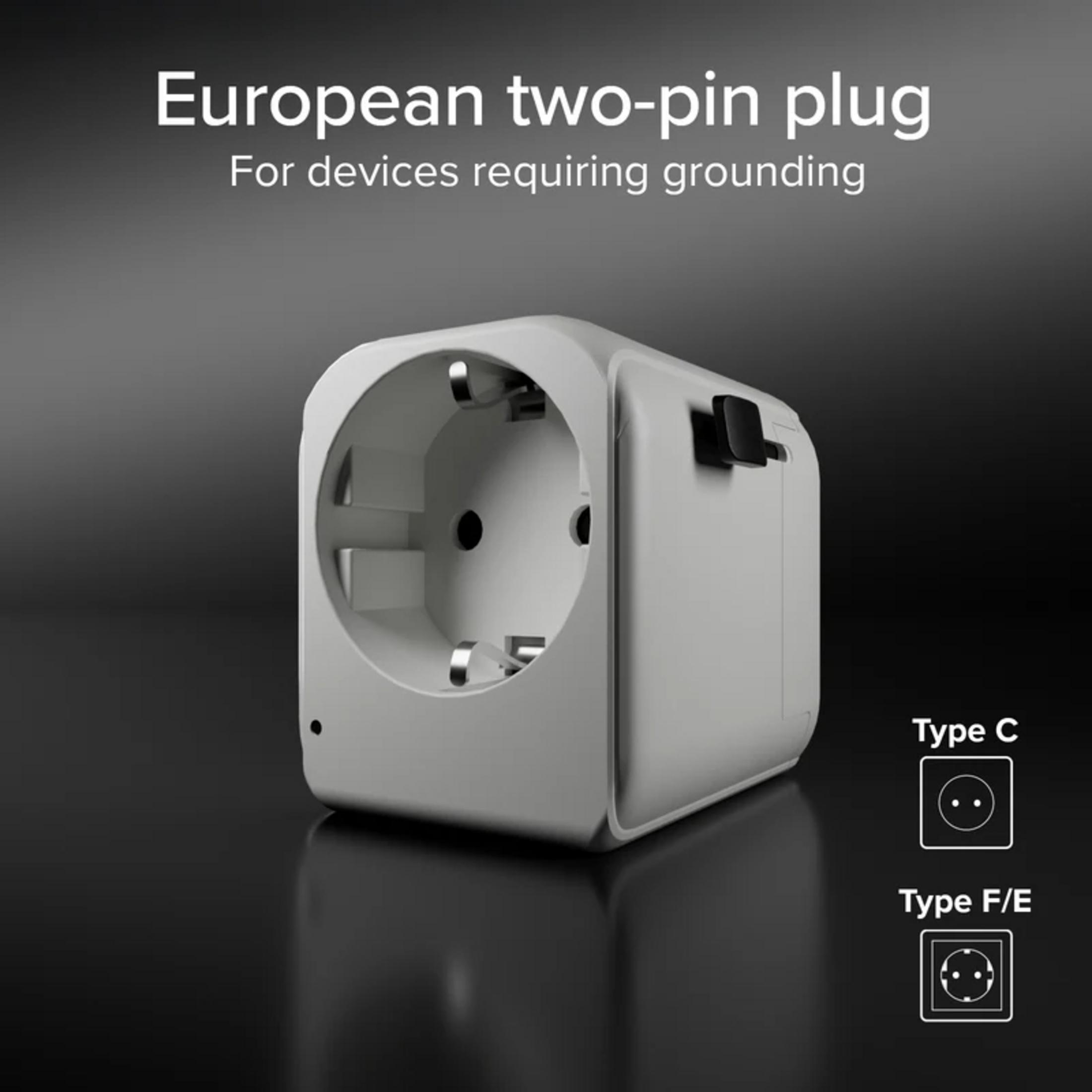 Un adattatore da viaggio bianco per prese europee, tipo C e F/E.