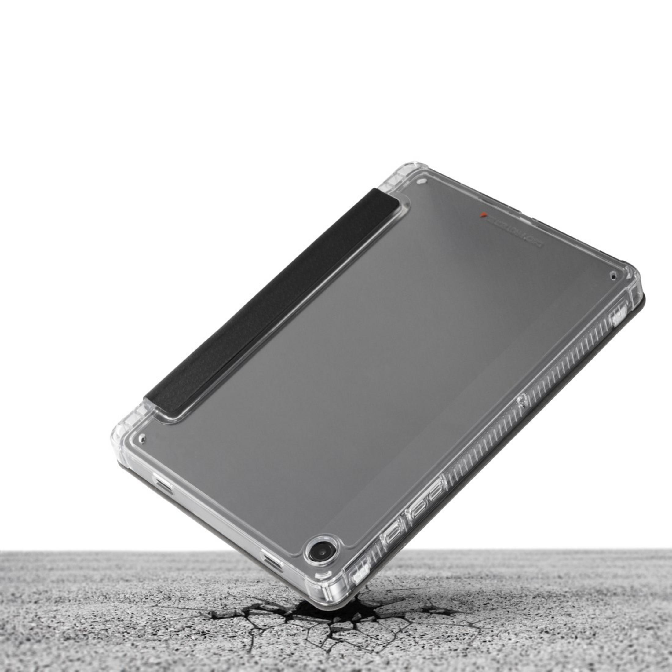 Przezroczyste etui na tablet na popękanej ziemi, z czarnym paskiem.