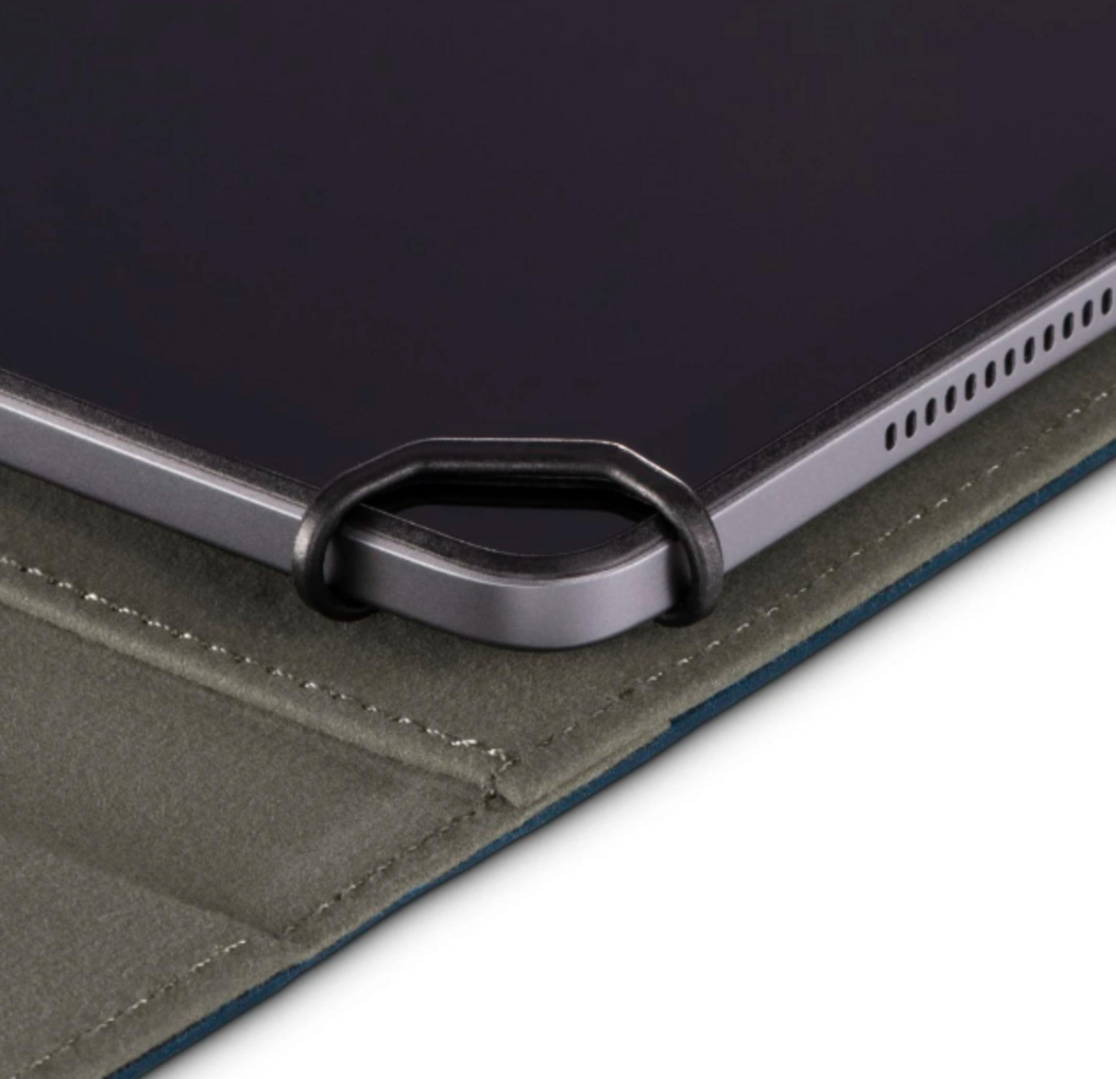 Ein Tablet mit einem schwarzen Gummiband, das die Ecke hält, auf einem Stoffcase.