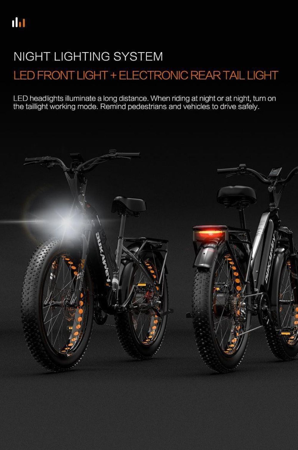 Dos bicicletas eléctricas negras con luz frontal iluminada y luz trasera roja.