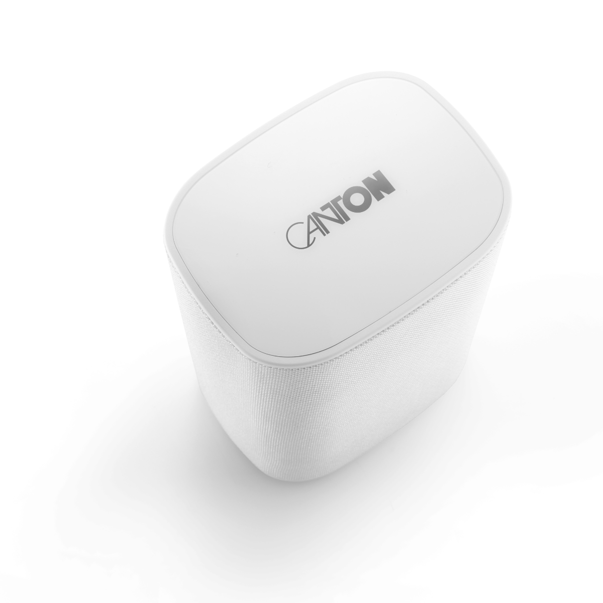 Ein weißer Lautsprecher mit dem Canton-Logo auf der Oberseite.