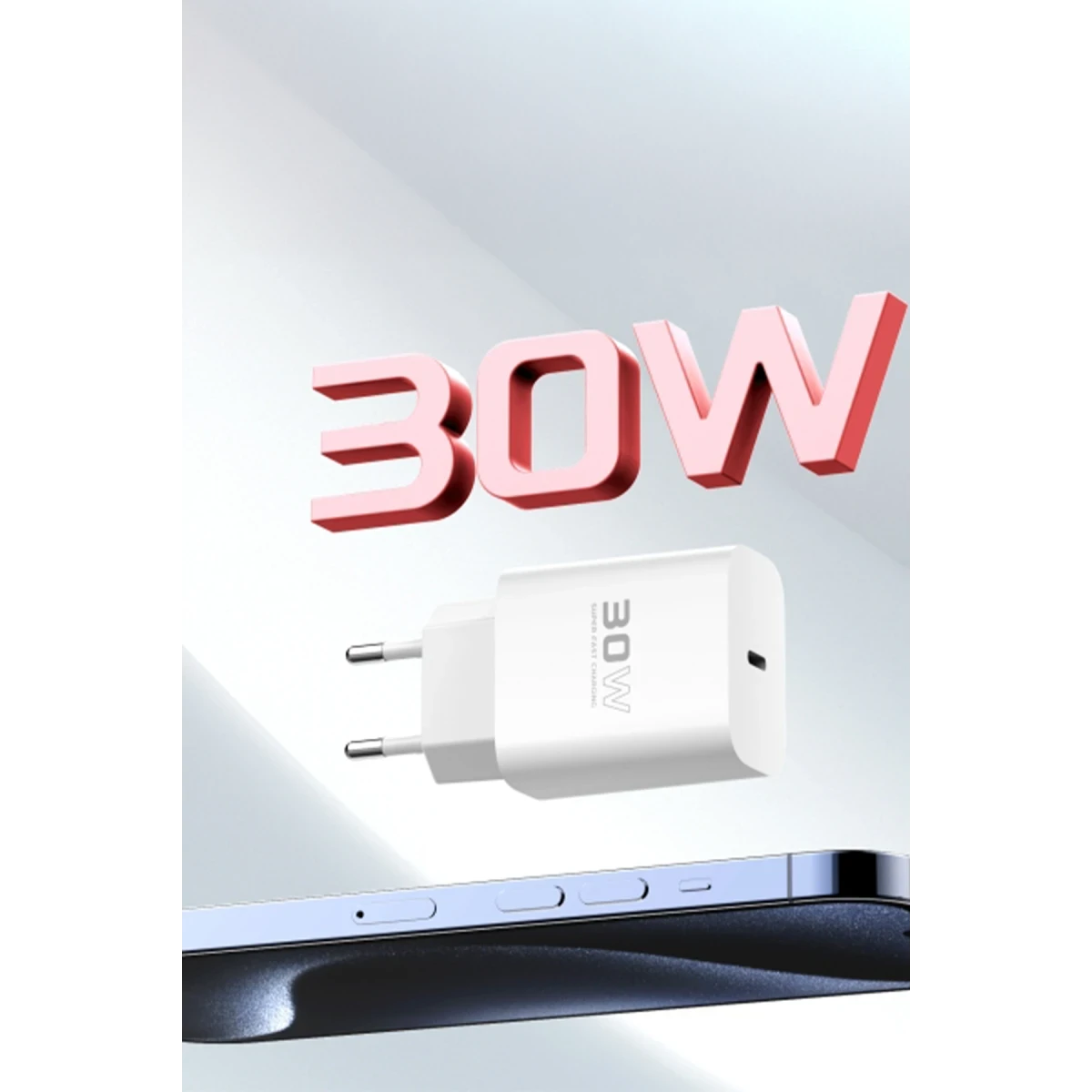 Beyaz bir 30W şarj cihazı bir akıllı telefonun üzerinde süzülüyor. 30W yazısı.