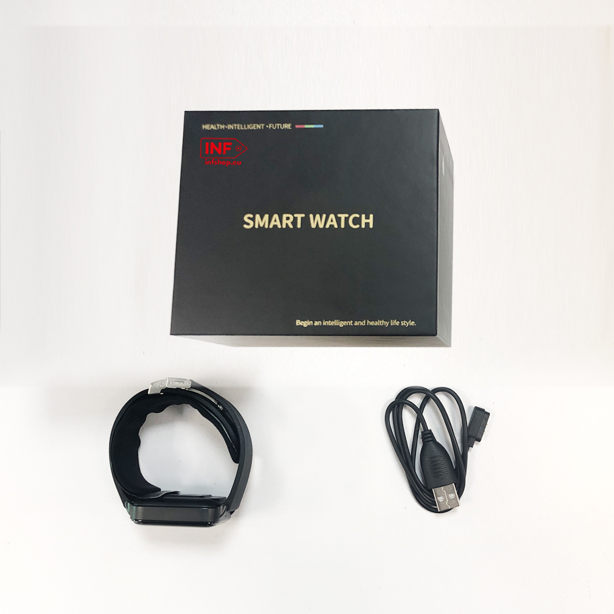 Czarny smartwatch z kablem ładującym i pudełkiem.