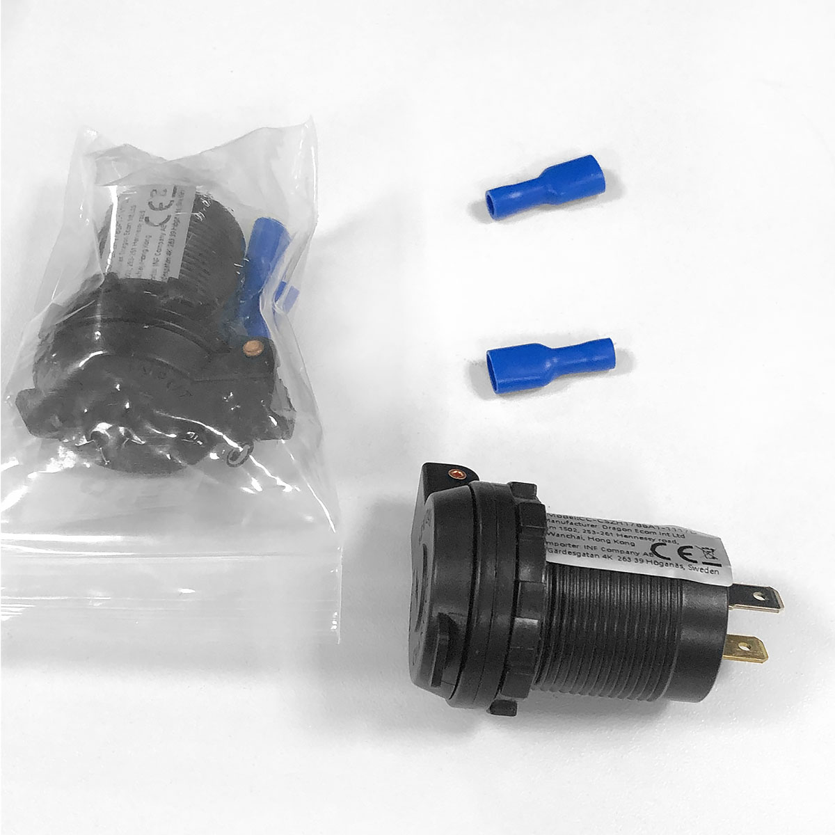 Zwei schwarze Steckdosenadapter mit blauen Endkappen auf weißem Hintergrund.