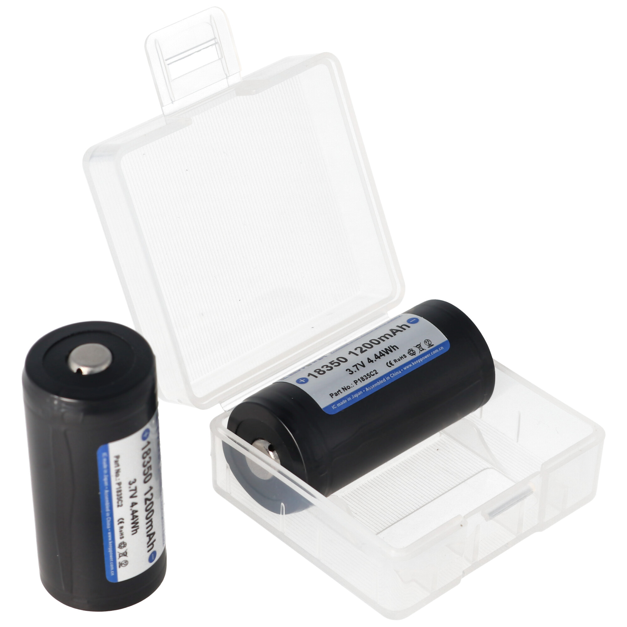 Zwei 18350 Batterien in einer durchsichtigen Hülle. Eine liegt in der Hülle, die andere daneben.