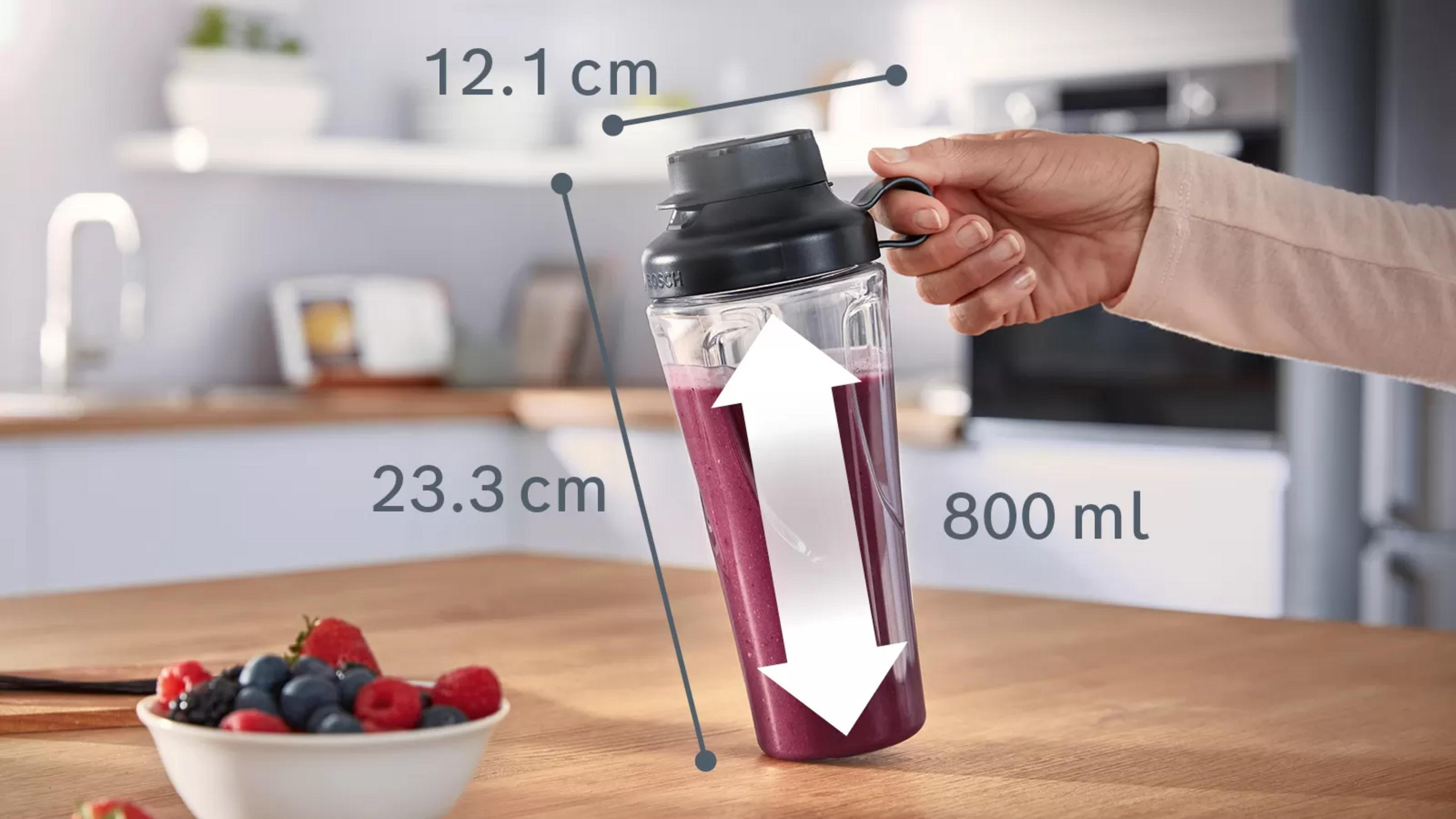 Eine Hand hält einen Becher mit Smoothie, Maße 12,1 cm, 23,3 cm, 800 ml.
