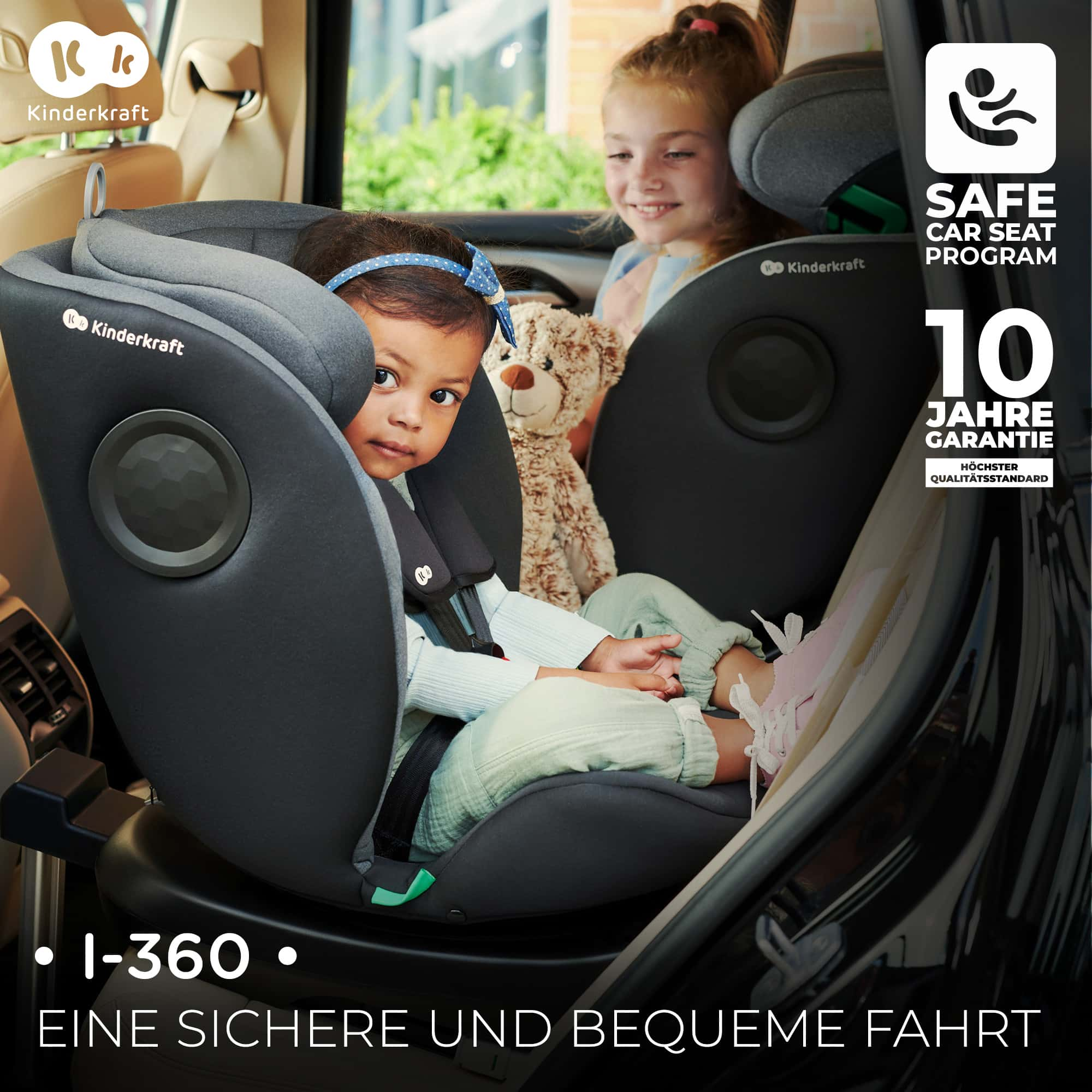 Ein Kindersitz mit einem Teddybären und einem älteren Kind im Auto.