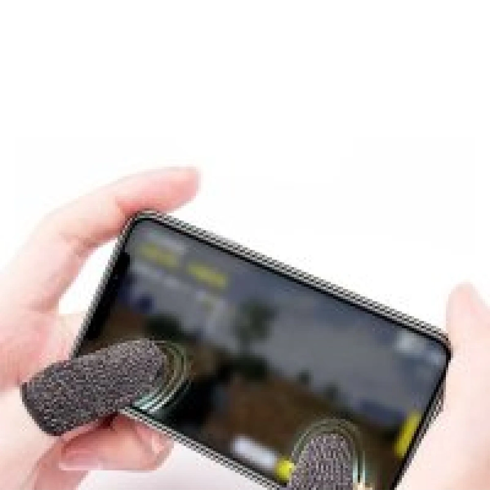 Oyun gösteren akıllı telefonda parmak kılıfları. Cihazı tutan eller.