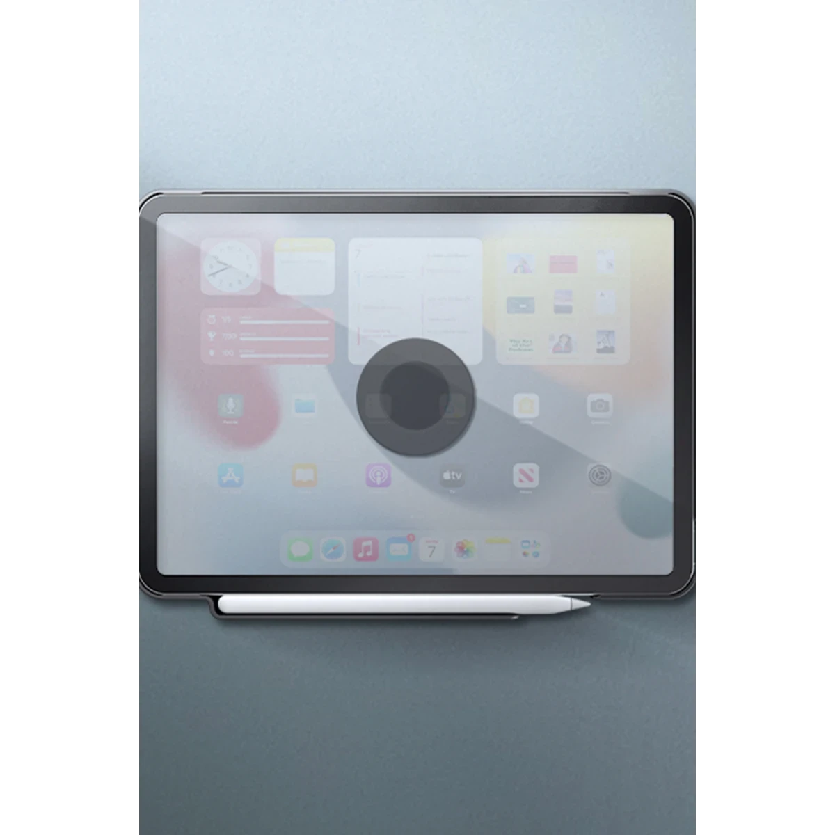 Uygulama simgeleri ve widget'lar gösteren tabletin altında gümüş bir kalem.