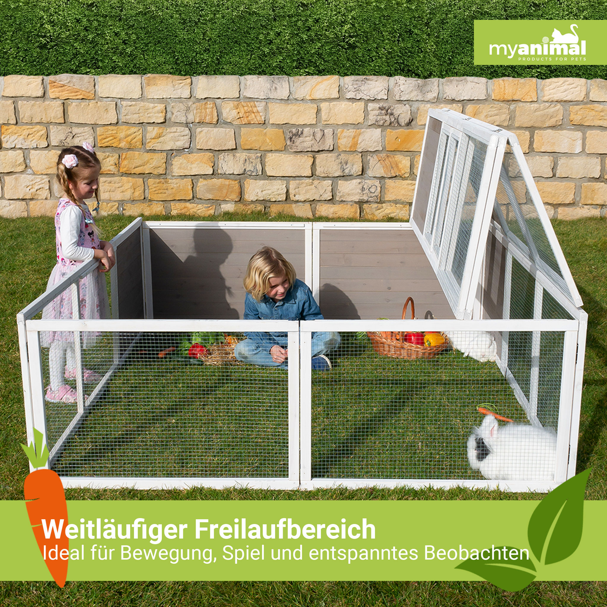 Zwei Kinder und ein Kaninchen in einem Freigehege mit Gemüse und einem Korb.