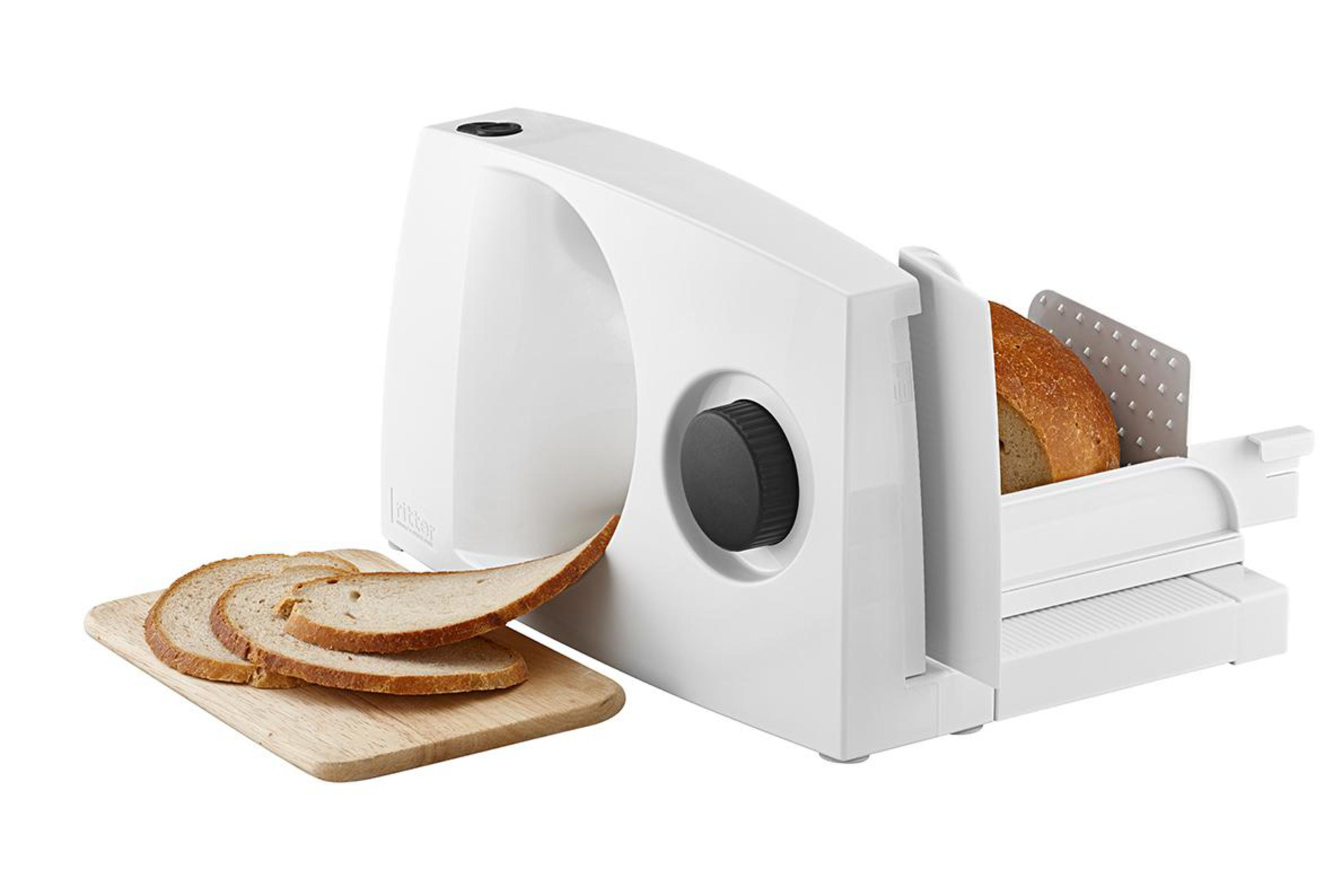 Un'affettatrice per pane bianca con una pagnotta e fette accanto.