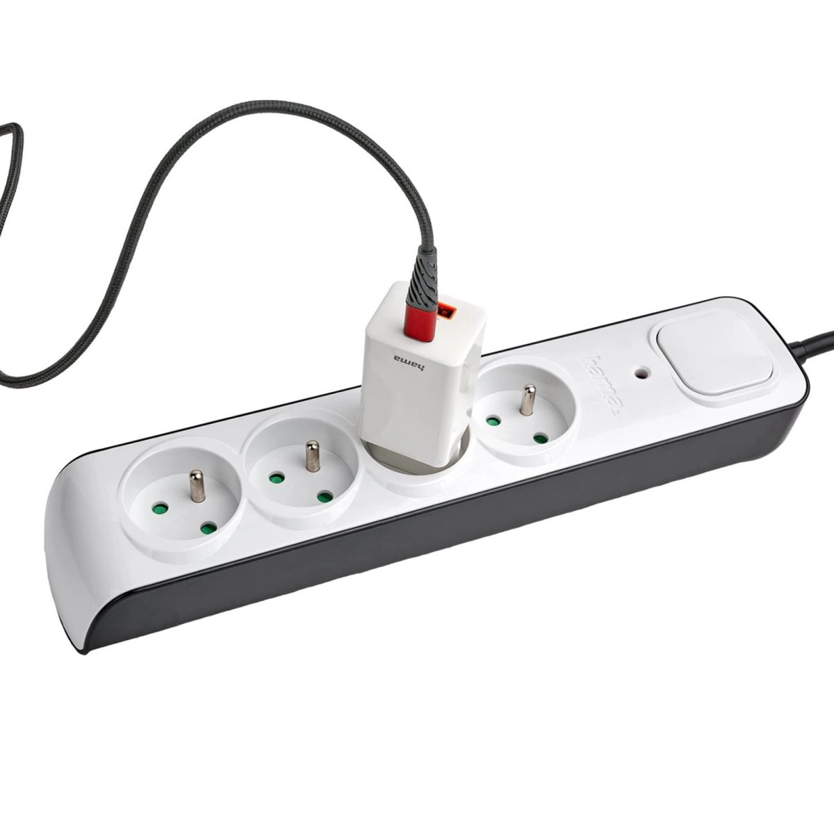 Ein weißer Netzstecker ist in eine weiße Steckdosenleiste mit drei Steckplätzen eingesteckt.