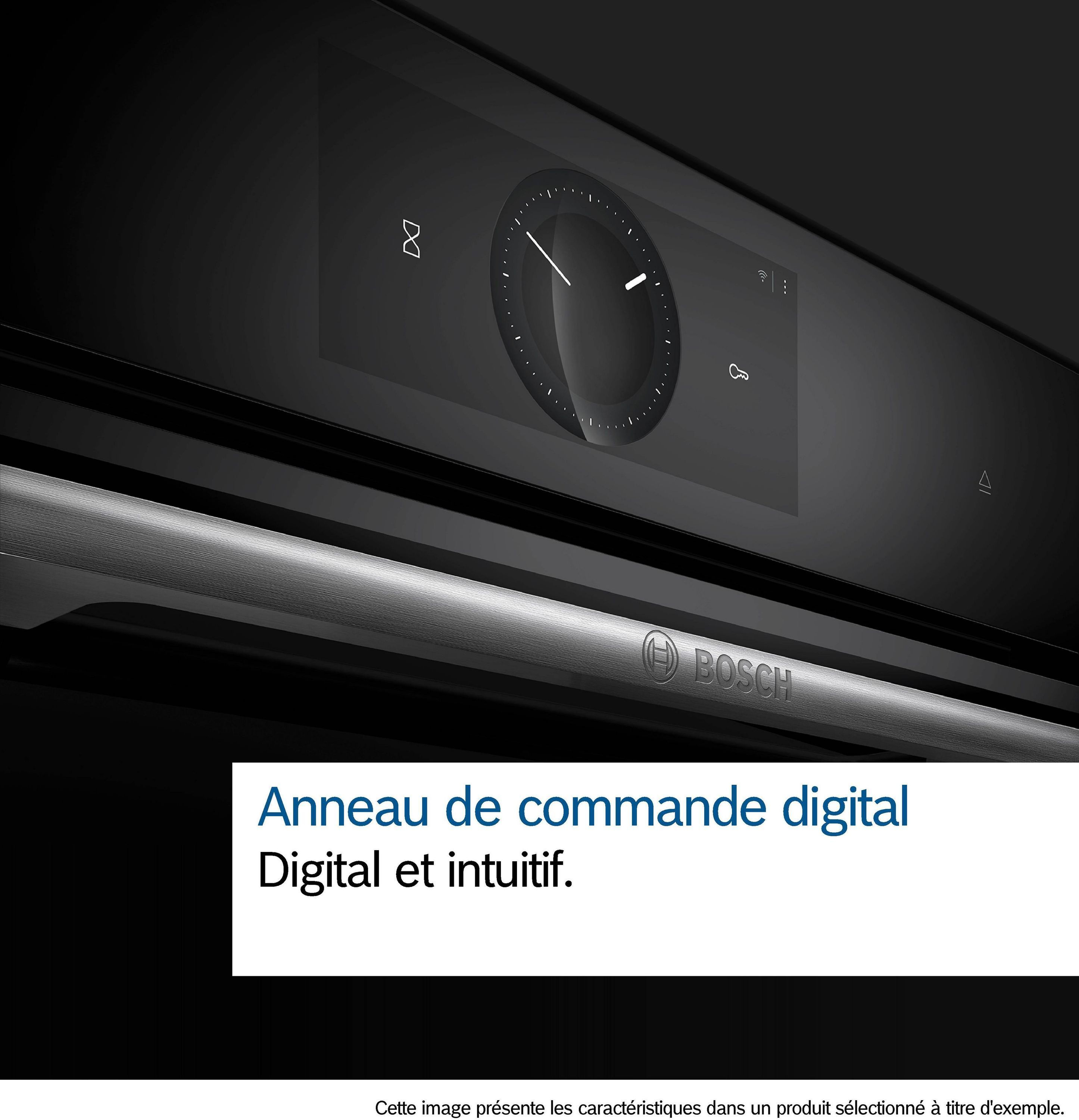 Primer plano de pantalla digital de horno con reloj e iconos. Logo Bosch.