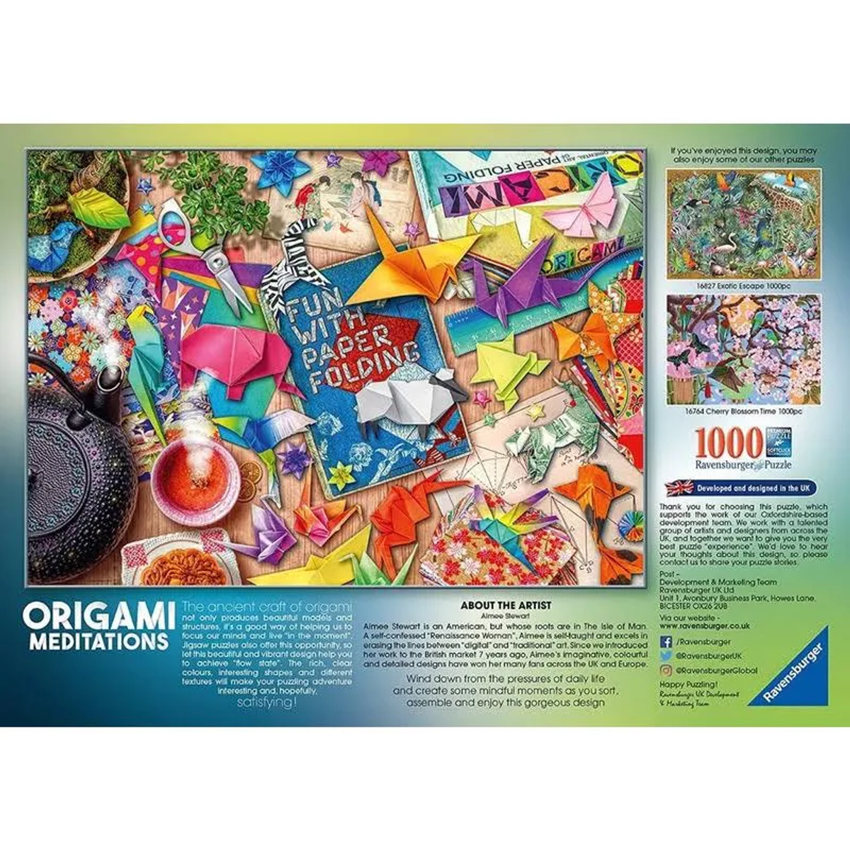 Viele bunte Origami-Tiere und -Objekte liegen verstreut auf einem Holztisch.