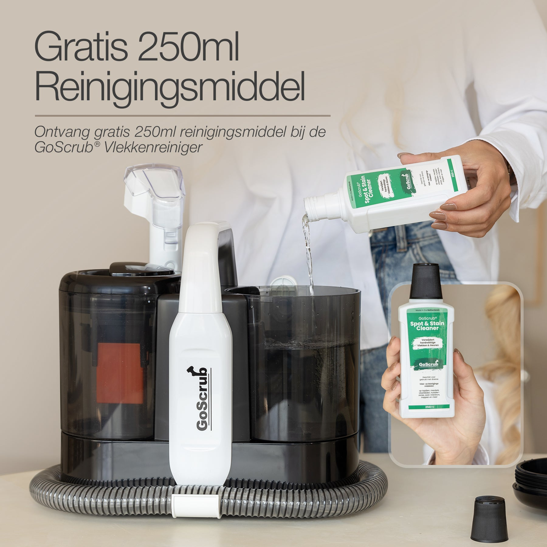 Een persoon giet schoonmaakvloeistof in een apparaat. Een tweede fles is zichtbaar.