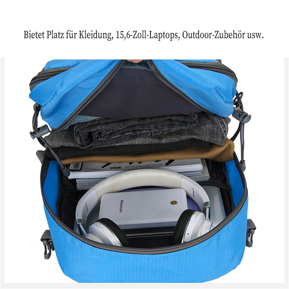 Blauer Rucksack offen, zeigt Kleidung, Kopfhörer und eine Powerbank.
