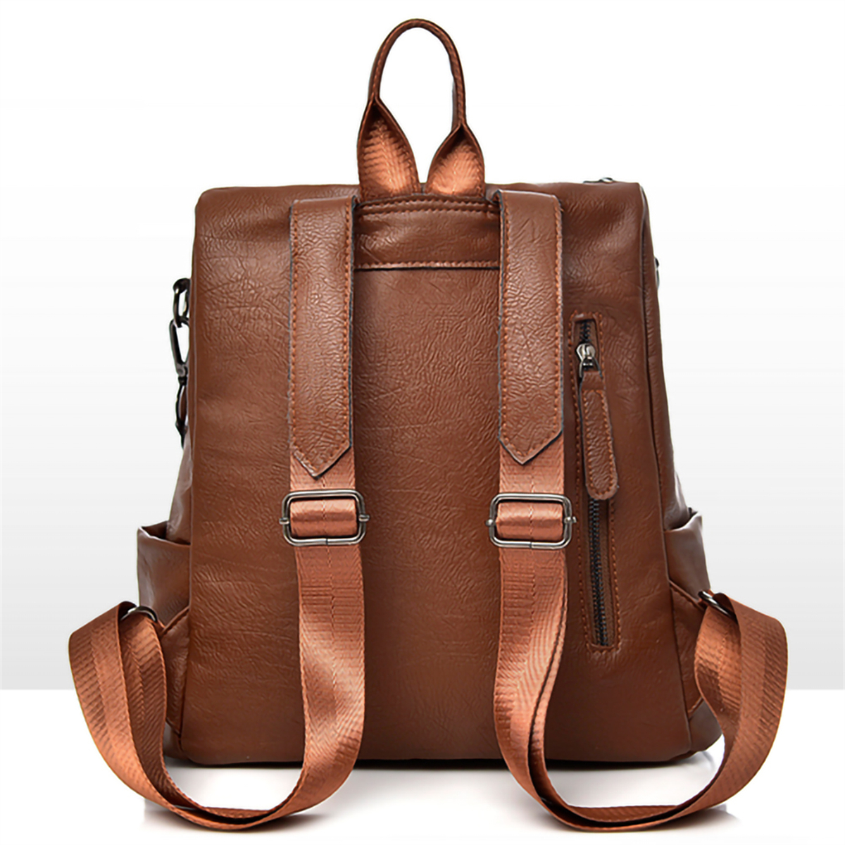 Ein brauner Rucksack aus Kunstleder mit zwei verstellbaren Trägern und einer Reißverschlusstasche.