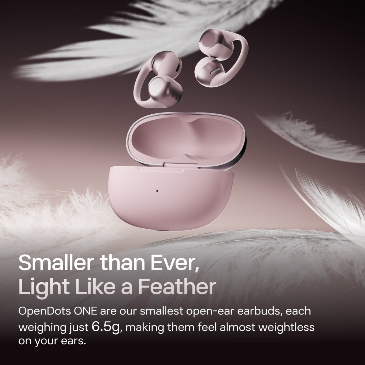 Różowe słuchawki unoszą się nad otwartym etui ładującym, otoczone piórami.