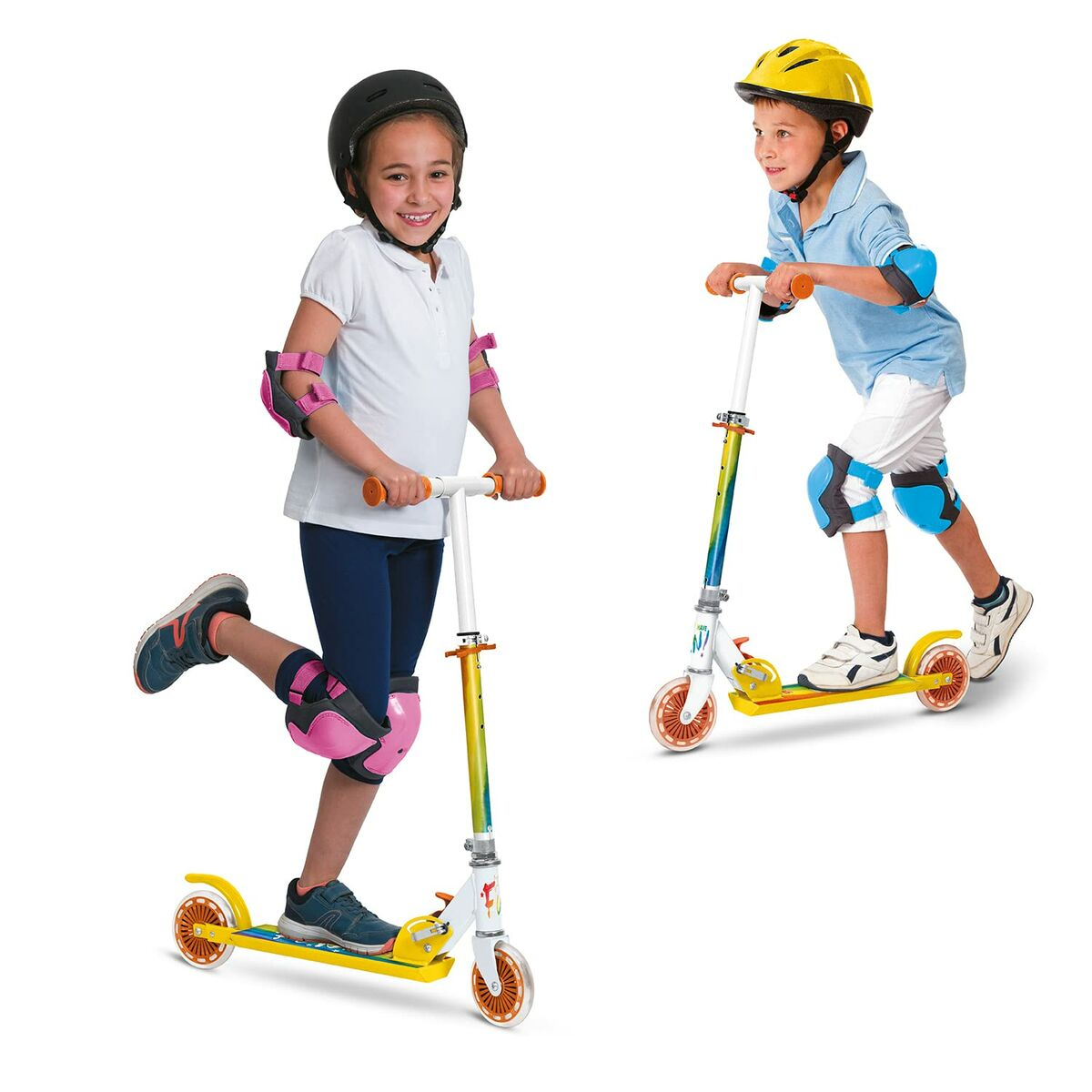 Due bambini sugli monopattini con equipaggiamento protettivo.