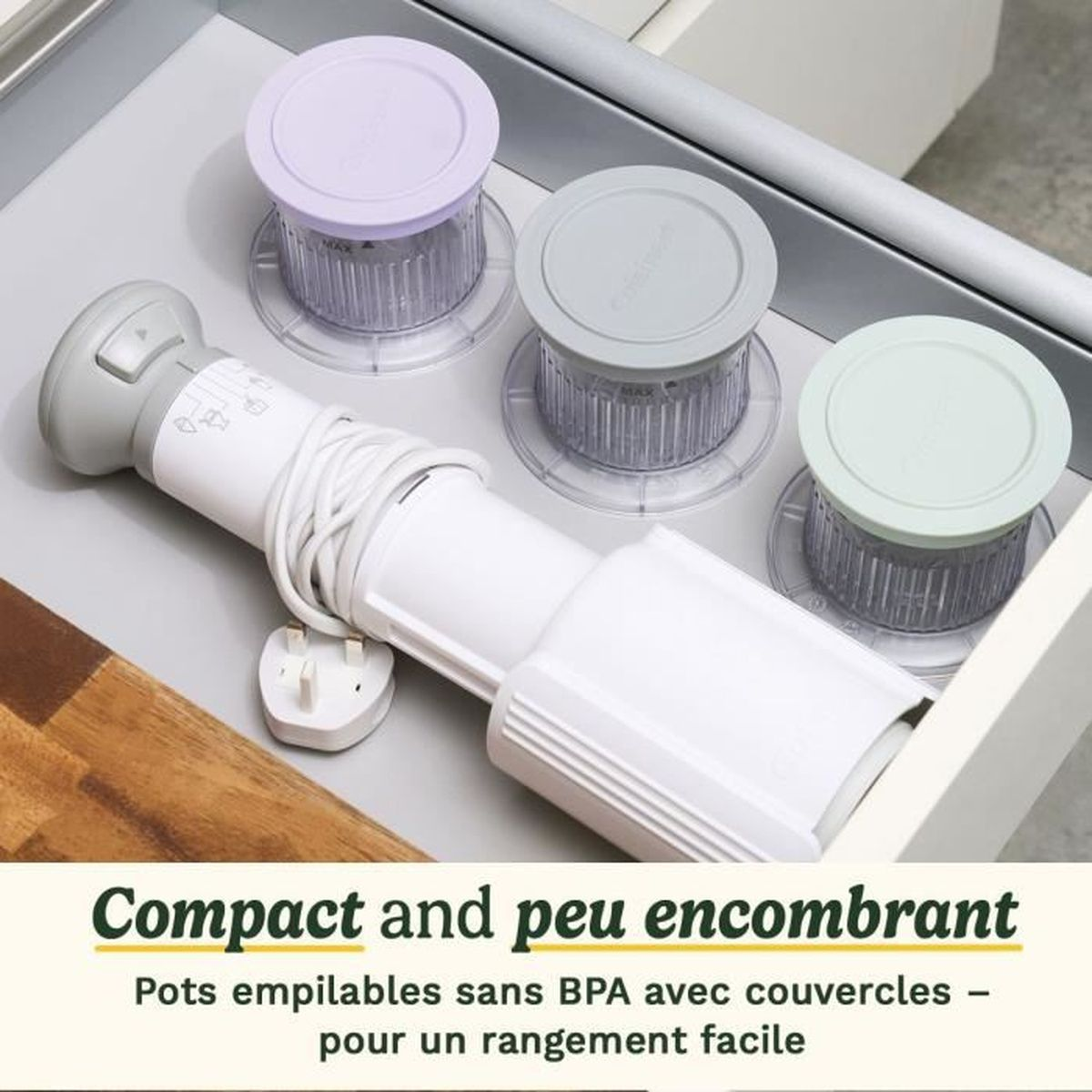 Un dispositivo bianco portatile con cavo e tre contenitori impilabili pastello con coperchi.