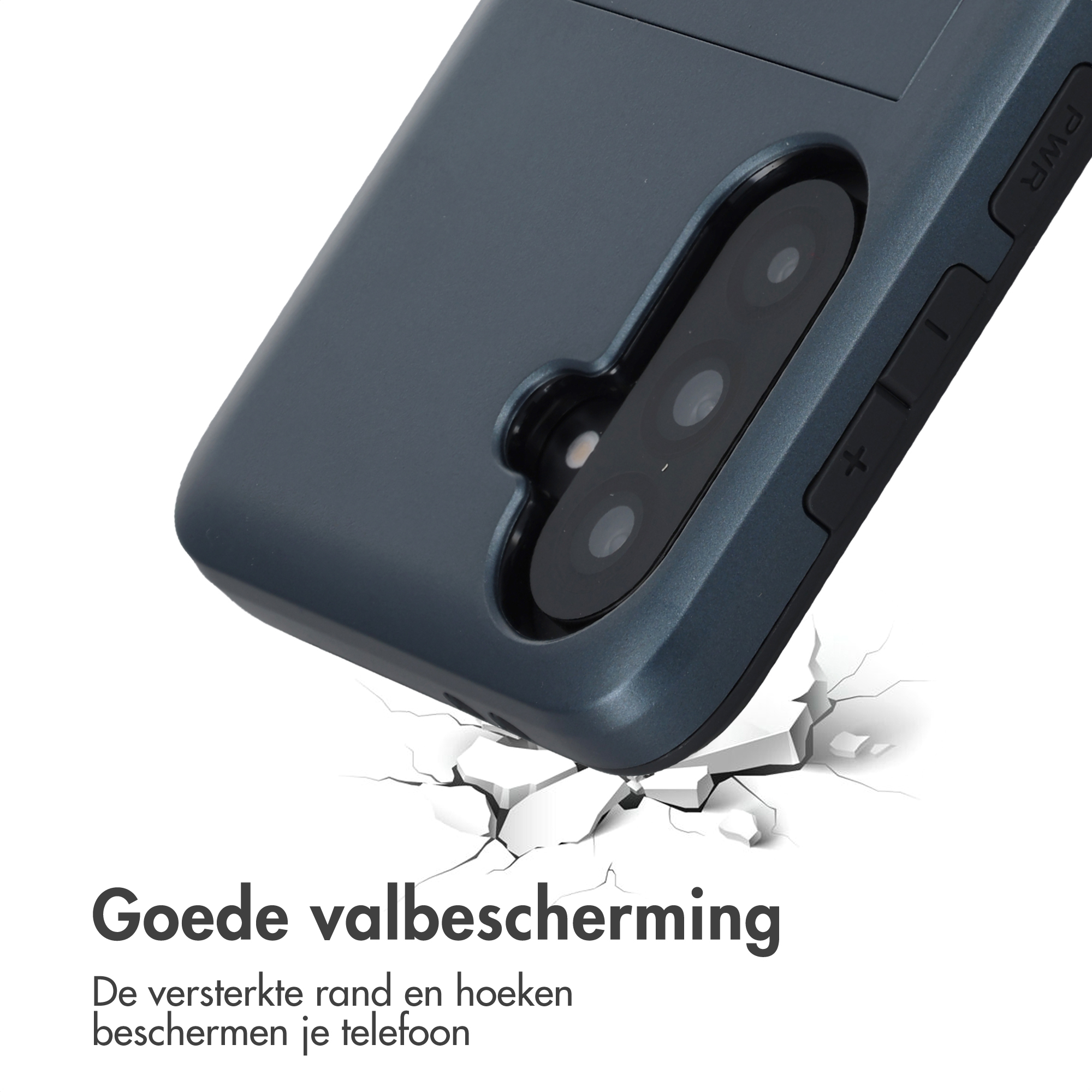 Donkergrijs telefoonhoesje breekt door witte grond. Cameramodule zichtbaar.