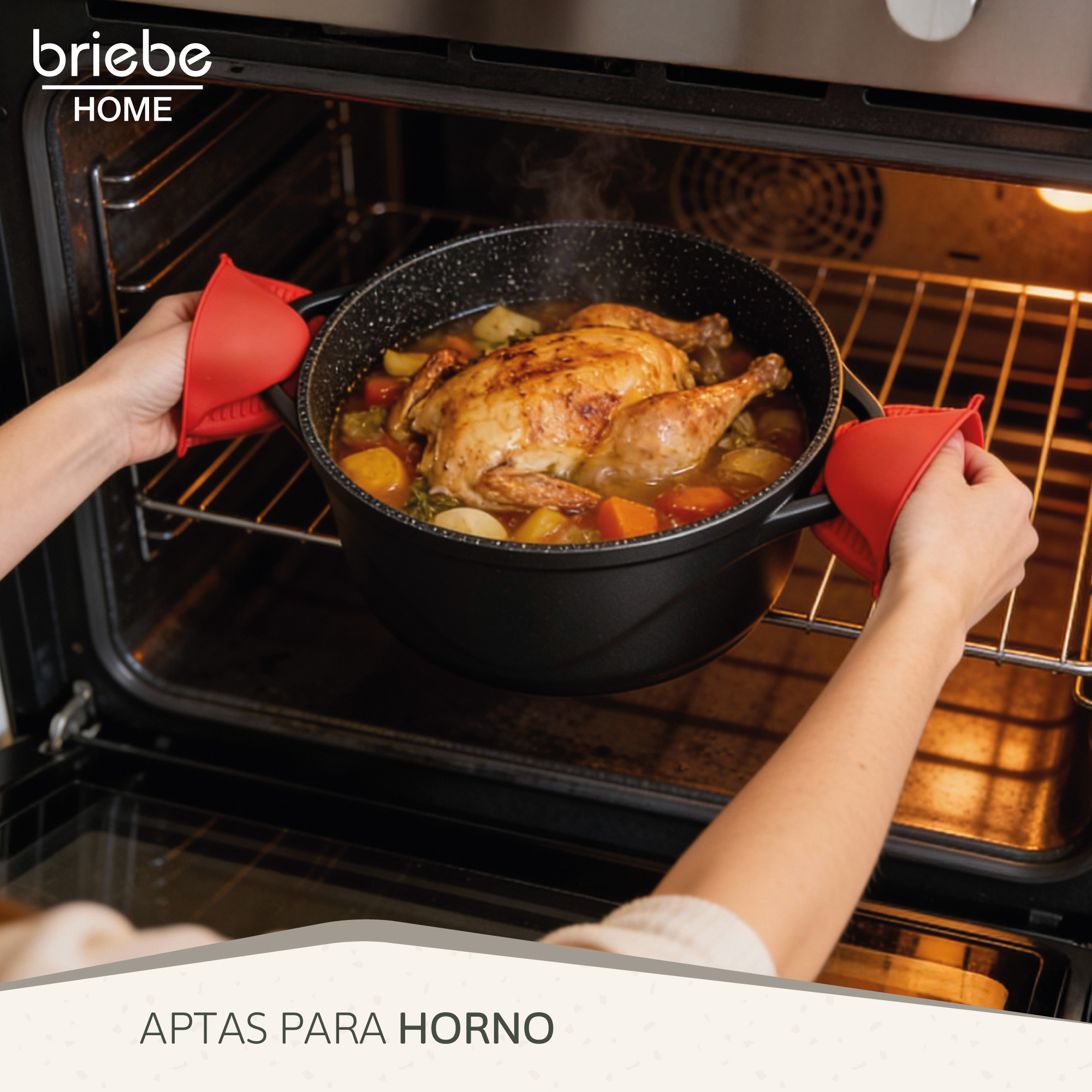 Manos con manoplas rojas sacan una olla con pollo asado del horno.