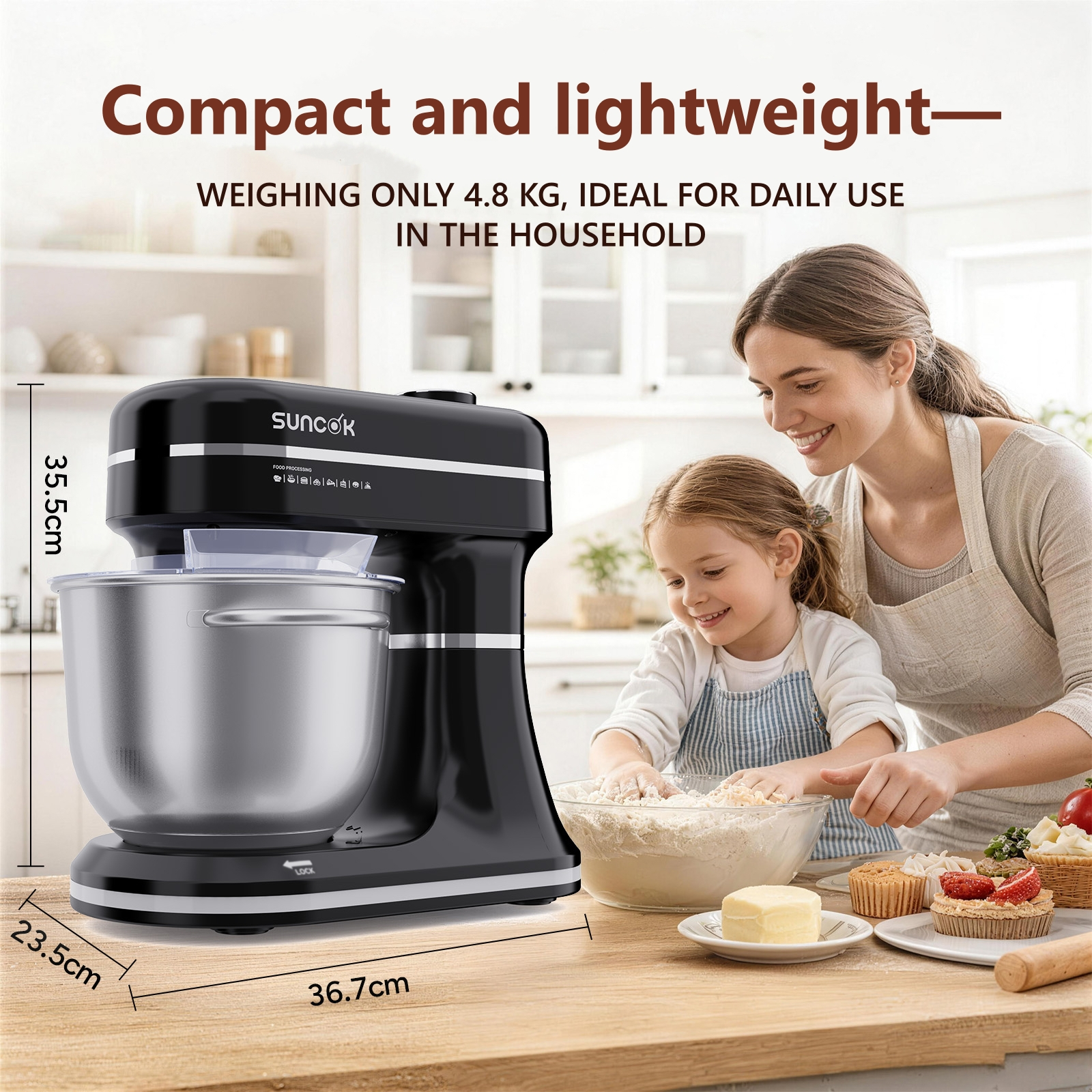 Czarny mikser planetarny z misą ze stali nierdzewnej, obok matki z dzieckiem.