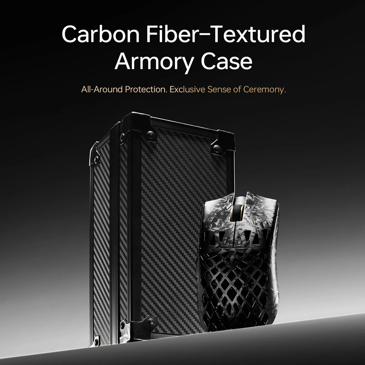Een armory case met carbonvezeltextuur en een muis met open ontwerp.