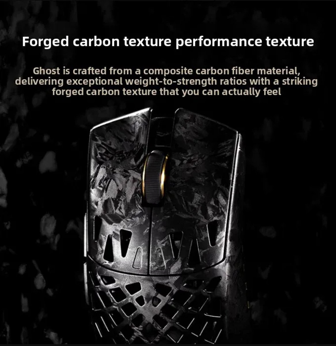 Zwarte computermuis met gesmeed carbon textuur en gouden scrollwiel.
