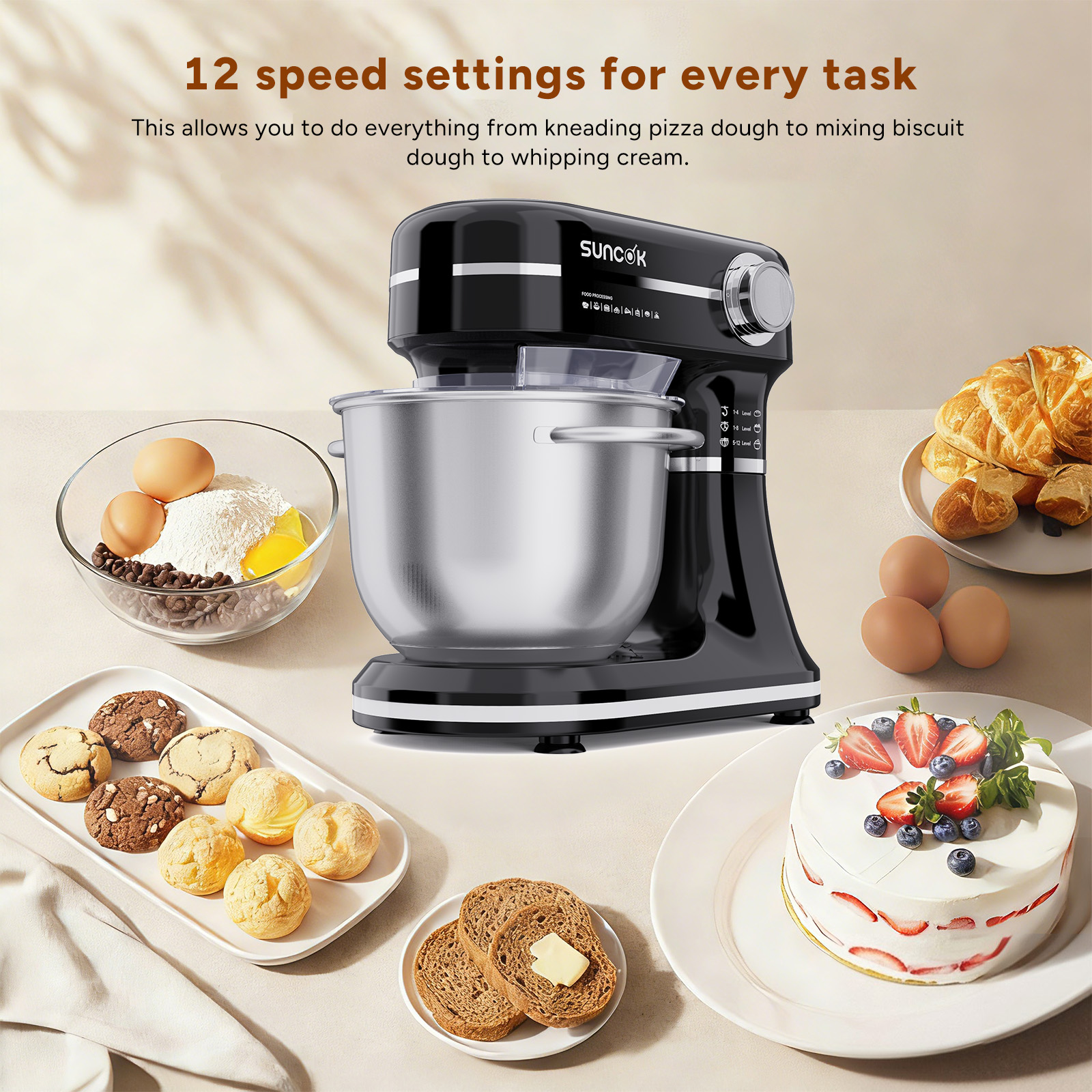 Czarny mikser stojący z misą, obok ciastek, ciasta, chleba, jajek i składników.