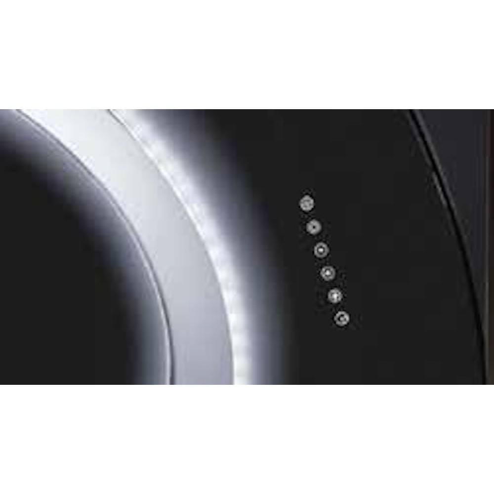 Primo piano di una cappa aspirante nera con comandi touch e illuminazione integrata.
