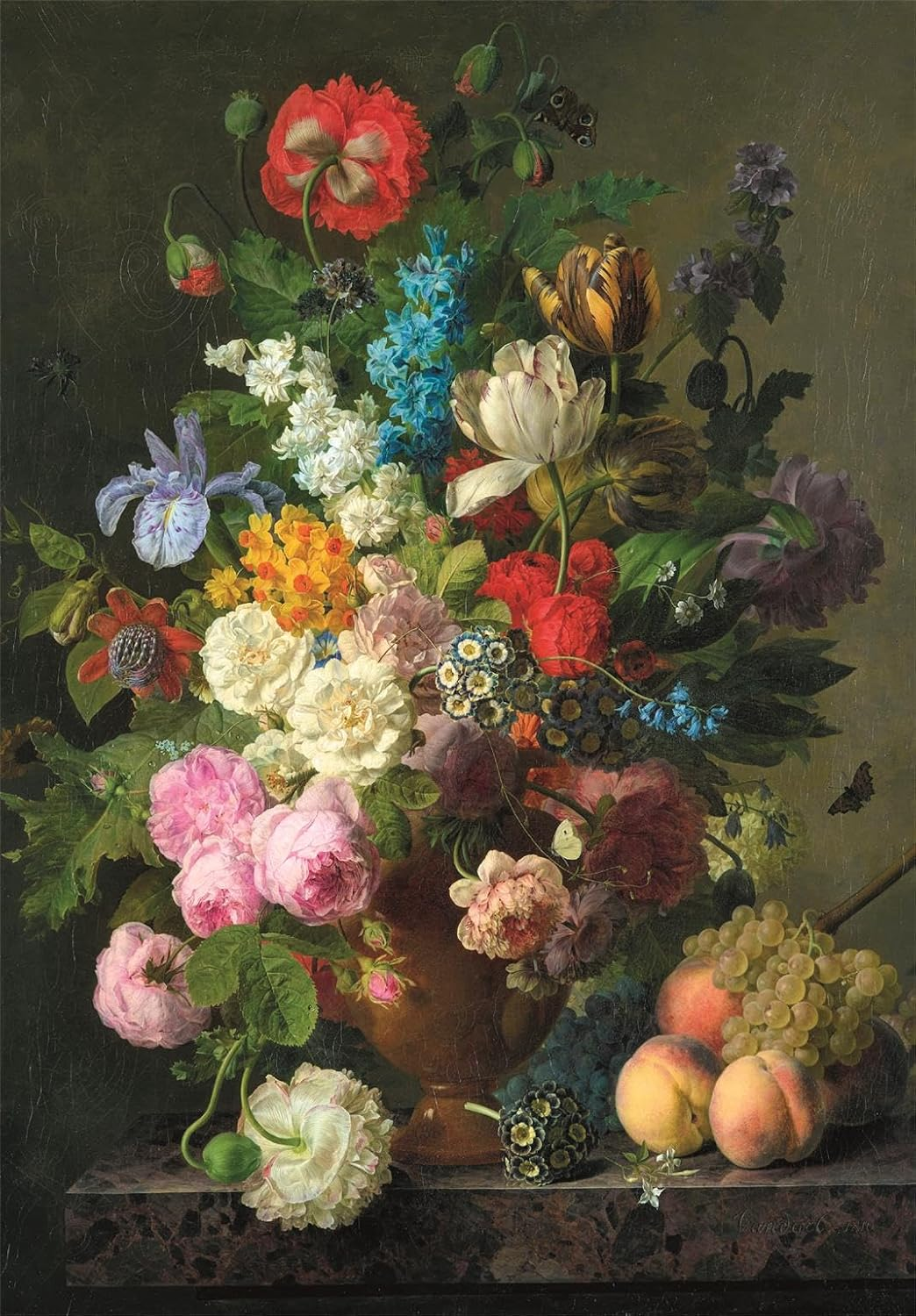 Ein üppiger Blumenstrauß in einer Vase mit Früchten und Insekten.