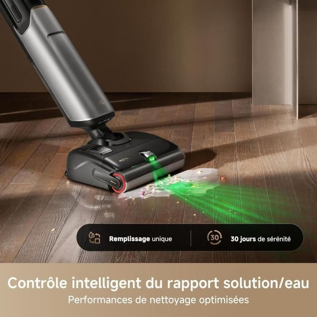 Un aspirapolvere lavapavimenti pulisce una fuoriuscita su un pavimento in legno con illuminazione a LED verde.