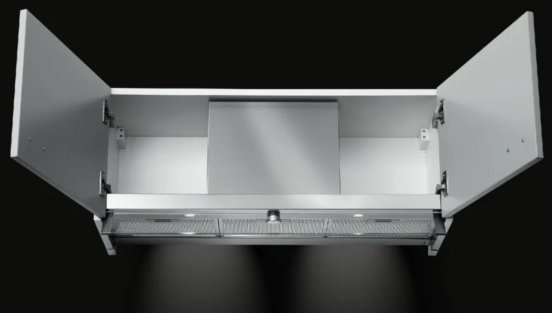 Un pensile da cucina bianco aperto con cappa aspirante in acciaio inox sotto.