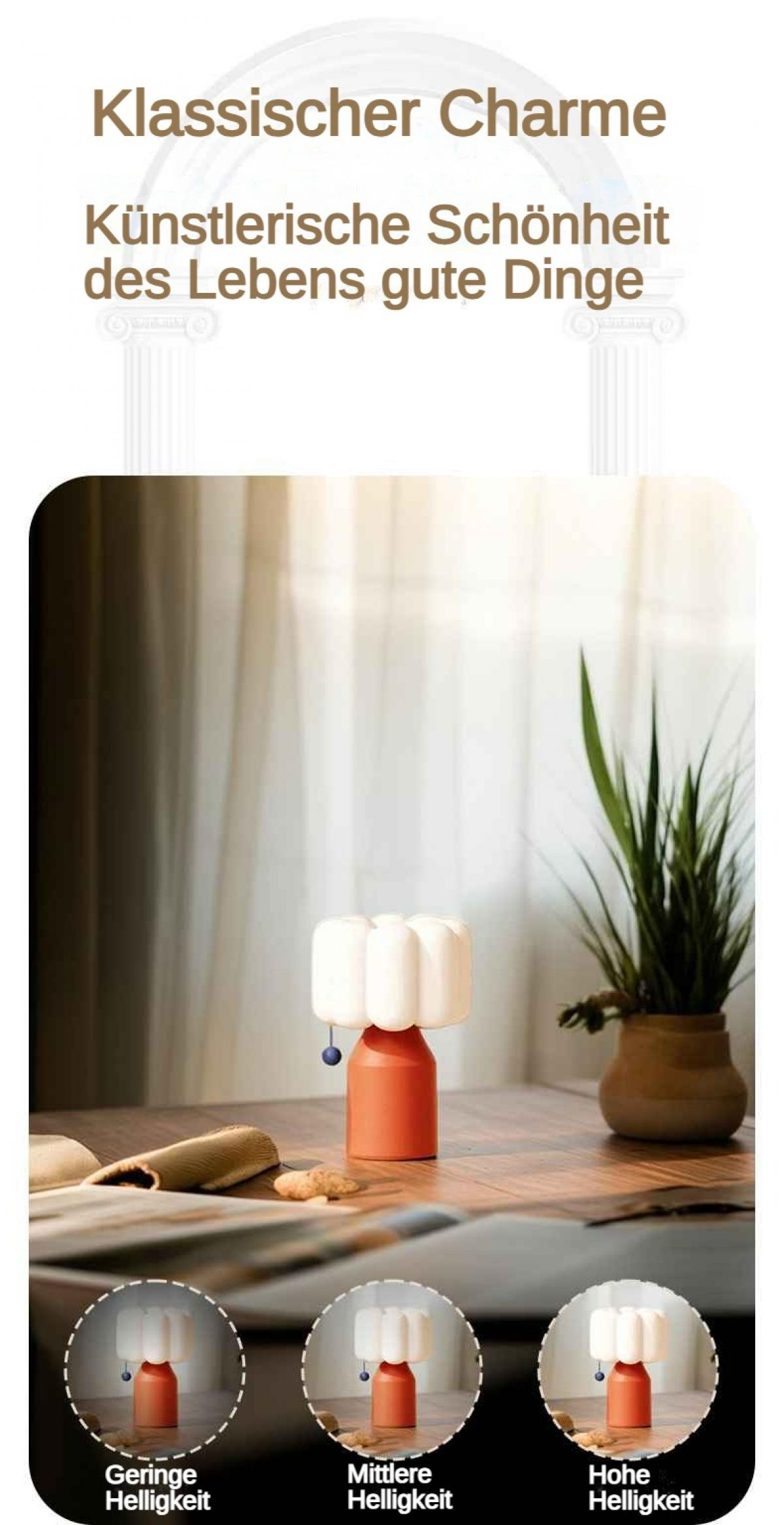 Eine orangefarbene Lampe mit weißem Lampenschirm steht auf einem Holztisch.