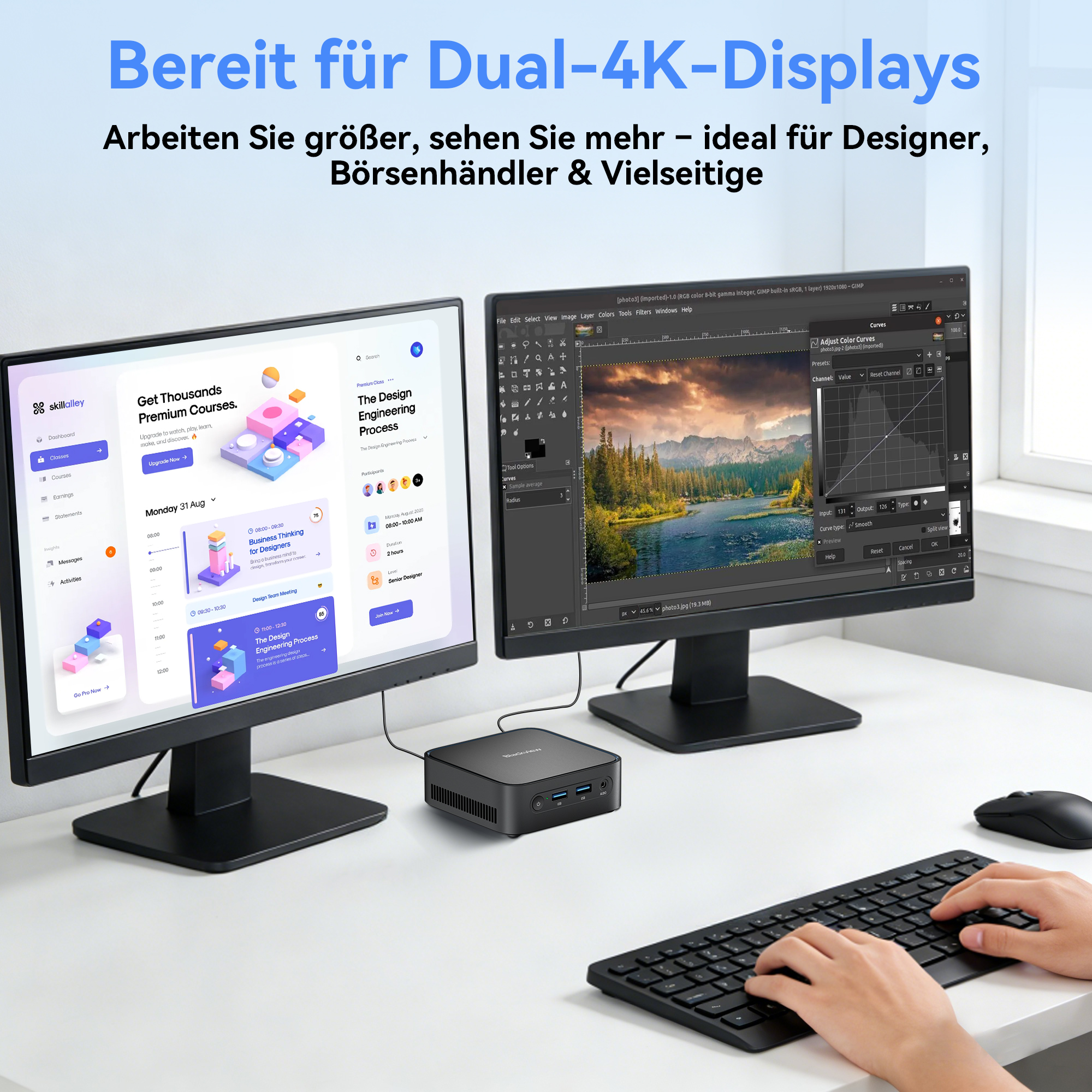 Zwei 4K-Monitore, Mini-PC, Tastatur und Maus auf einem Schreibtisch.