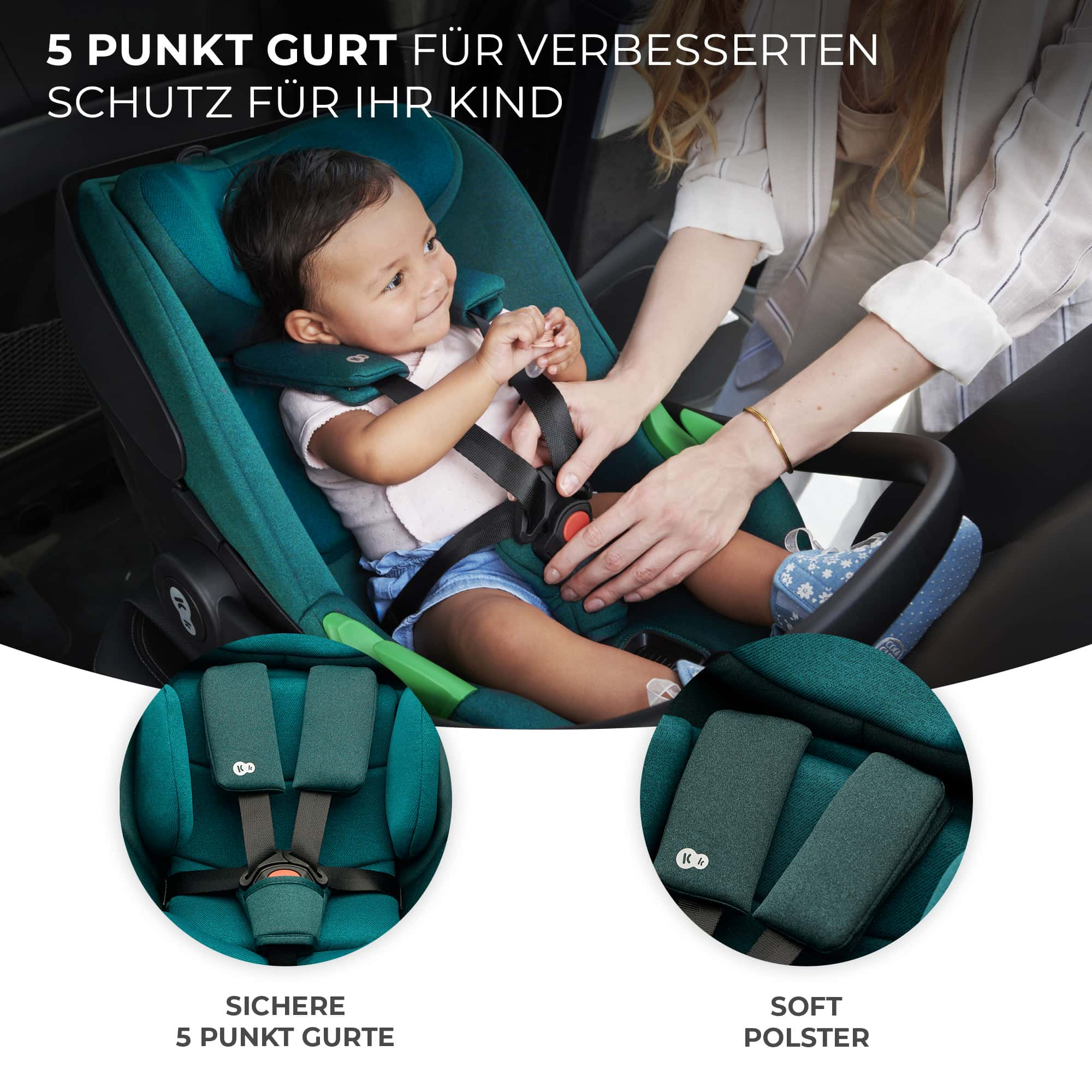 Baby in Kindersitz mit 5-Punkt-Gurt, der von einer Person gesichert wird.