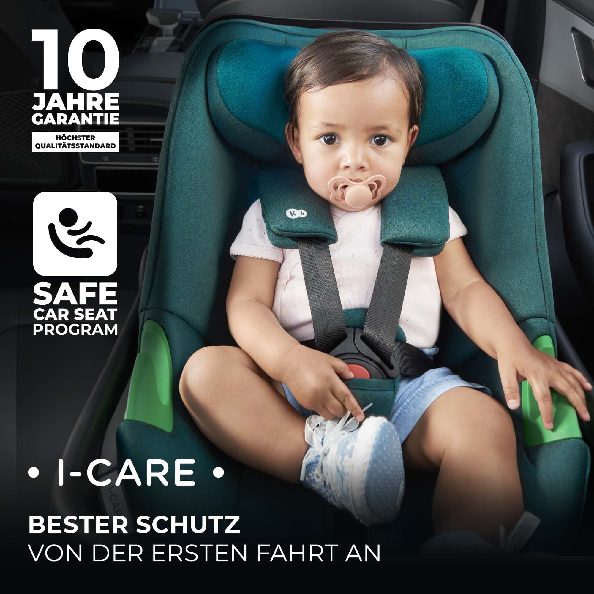 Baby in türkisem Kindersitz mit Schnuller und 5-Punkt-Gurt. Text zu Garantie.